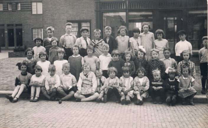 Wie herkent zichzelf, vader/moeder of anderen in deze foto bij het Alcorplein