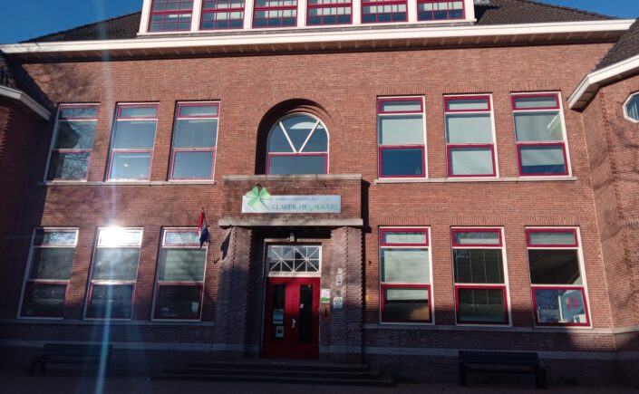 De vlag hangt uit op de Klaver Heijplaat