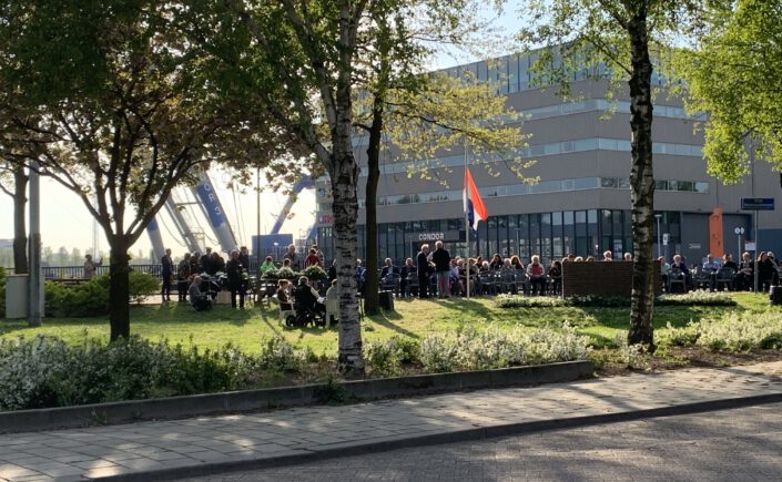 Druk bezochte dodenherdenking bij monument Heijplaat