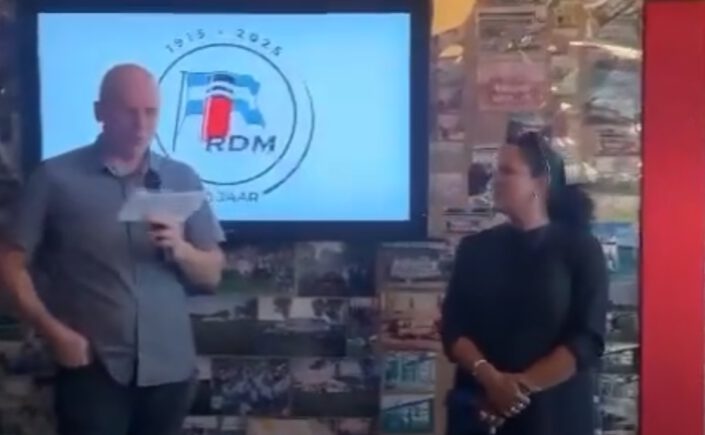 Heijplaat spelden uitgedeeld aan twee vrijwilligers van sv RDM