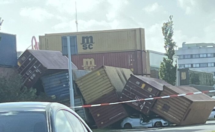 Ravage aan de Eemhavenweg: auto’s geplet na omvallen containerstapel