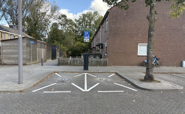 Nieuwe laadpaal met gereserveerde parkeerplaatsen aan de Koedoodstraat