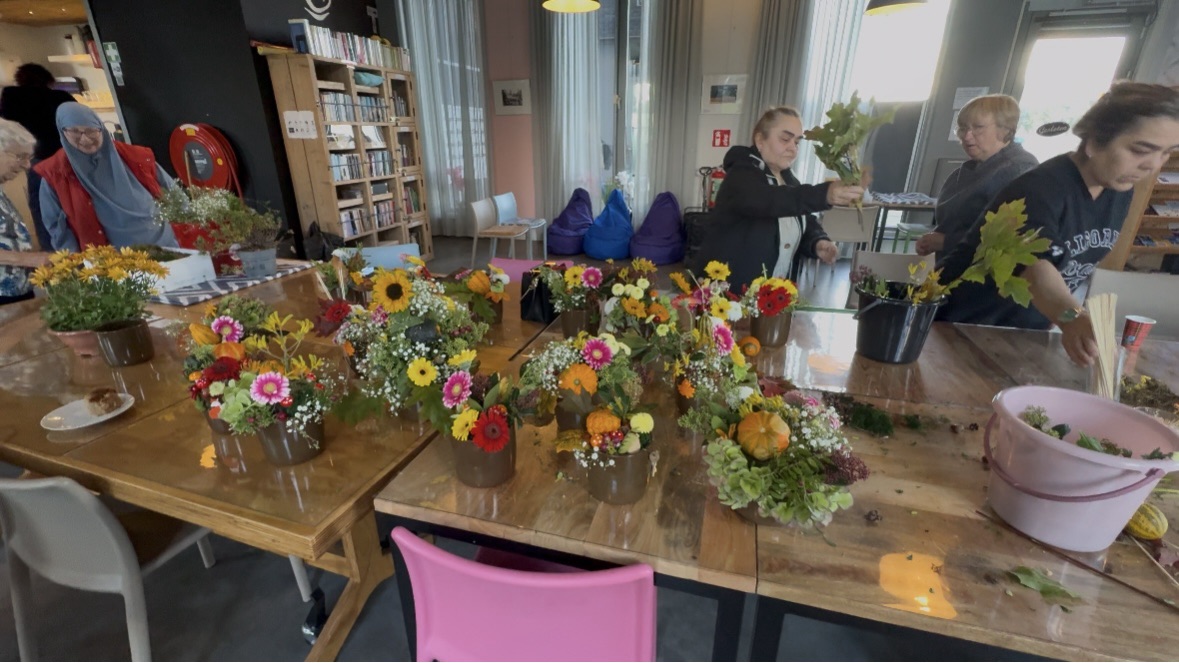 Gezellige middag vol herfststukjes bij Stichting De Huiskamer 2.0