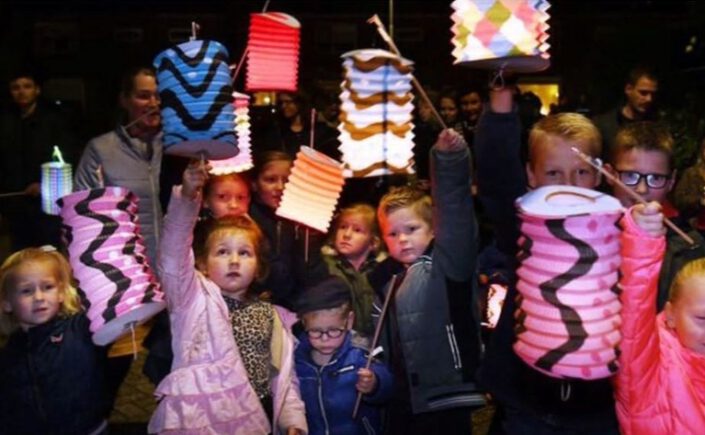 Lampionnenoptocht verlicht Heijplaat op 11 oktober 2025