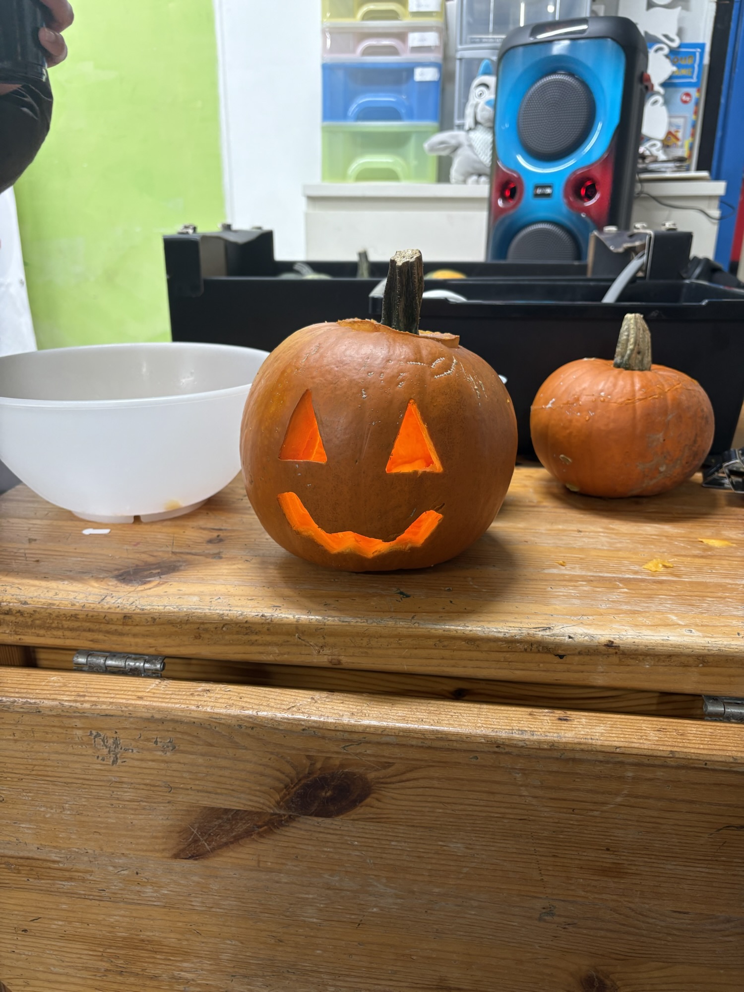 Pompoenen uitsnijden bij de Kinderboerderij: Een Gezellige Herfstmiddag vol Teamwerk en Creativiteit π