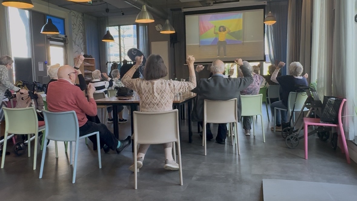 Binnenkijken bij de buurtkamer in Heijplaat: spelletjes, beweging en samen lunchen voor €3,50