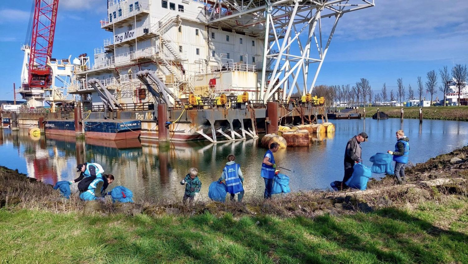 Opruimactie aan de oevers van de Werkhaven tijdens Maas Cleanup