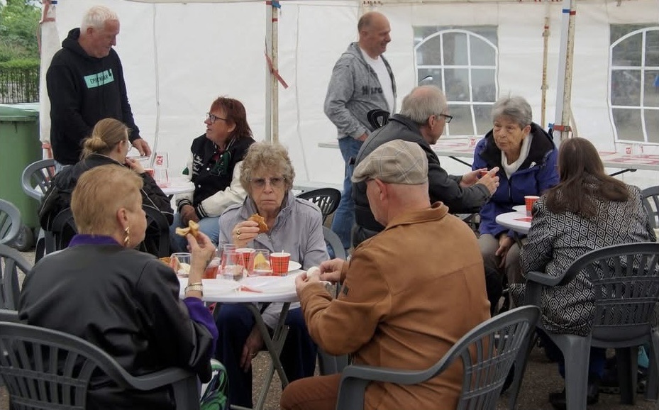 Foto vredesontbijt culturele commissie Heijplaat