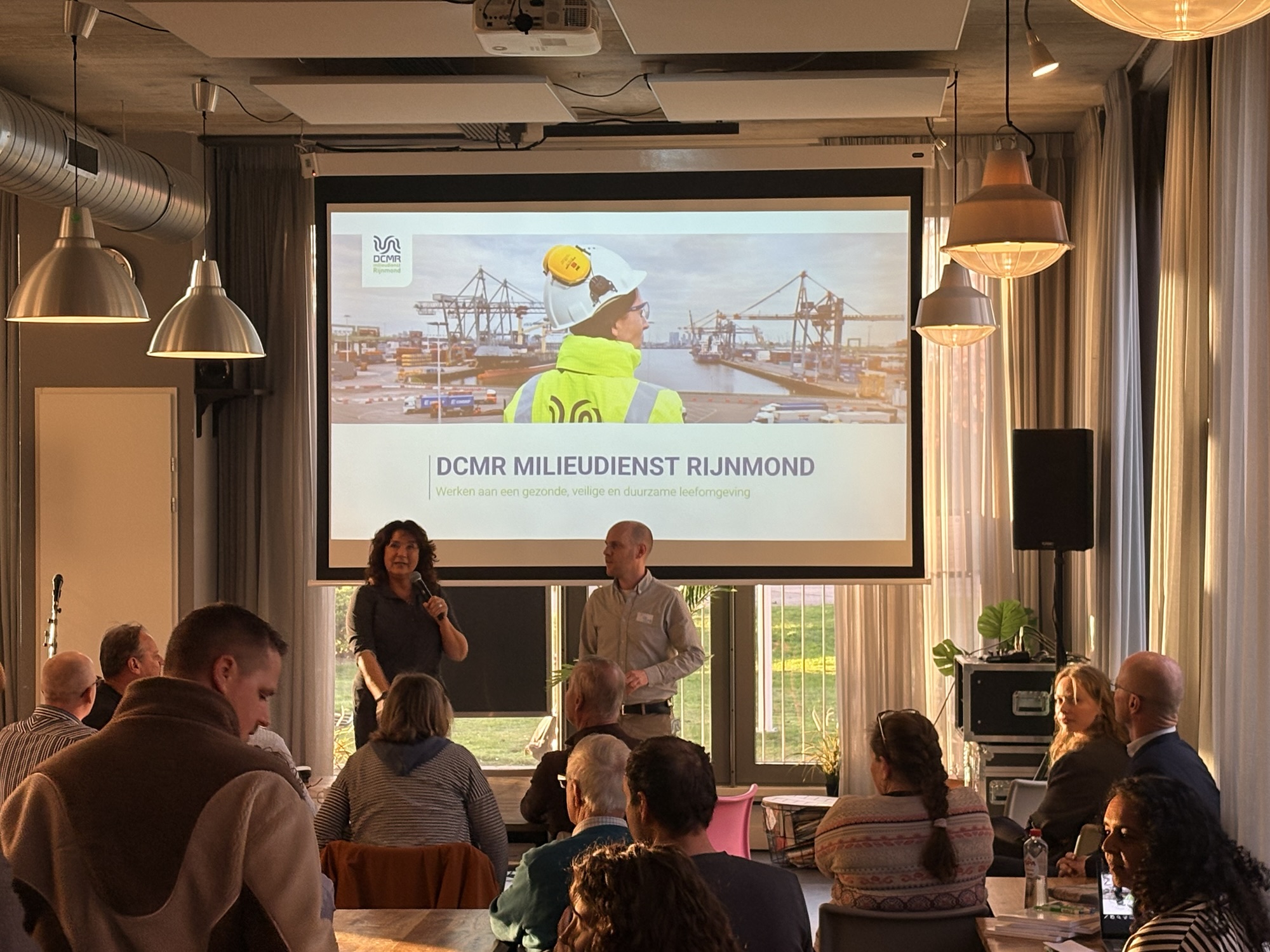 Bewoners Heijplaat eisen actie tegen aanhoudende vliegenoverlast: “We zijn het spuugzat”